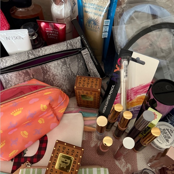 *READ DESC* Henri Bendel Customer App Giveaway With Beauty Bundle Purchase - Picture 12 of 13